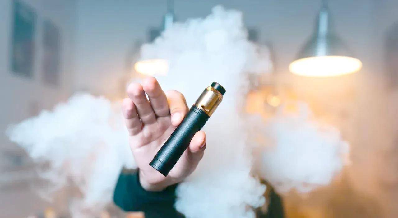 南京一派出所副所长诱骗未成年人吸毒再抓获，何以如此没有底线？